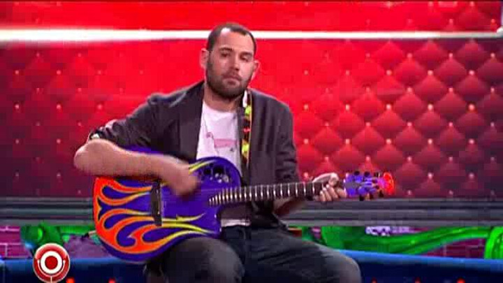 Песню слепакова курица. Слепаков курица. Семён из камеди клаб. Камеди клаб гитарист слепаков. Ургант и слепаков.